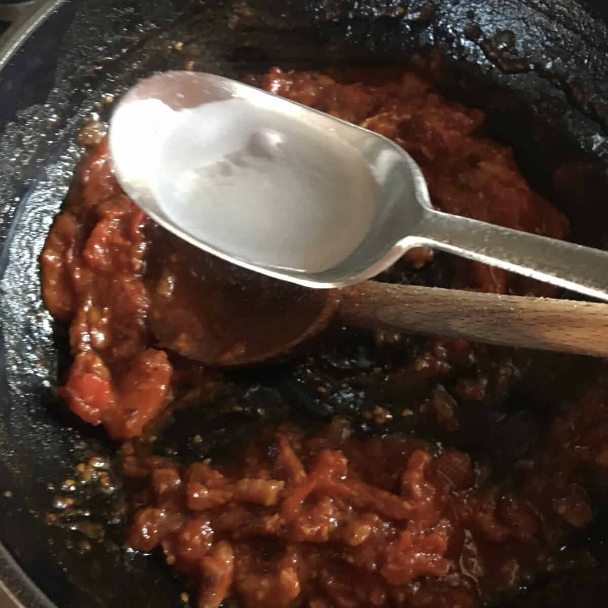 Adding starchy pasta water to amatriciana sauce