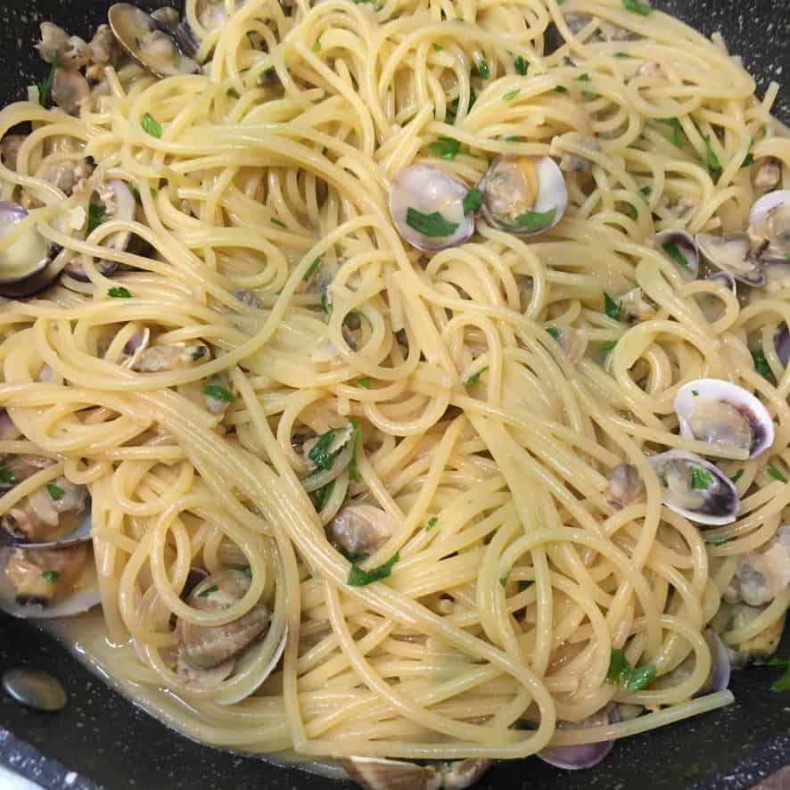 spaghetti with clams in the pan ready to be eaten