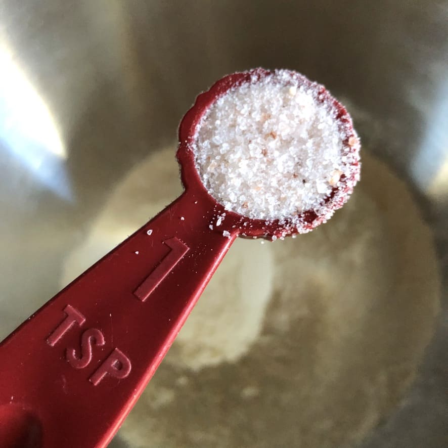 himalayan pink salt in a measuring spoon