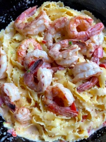 Shrimp fettuccine alfredo with red argentinian shrimp in creamy alfredo sauce, fettuccine alfredo with shrimp recipe.