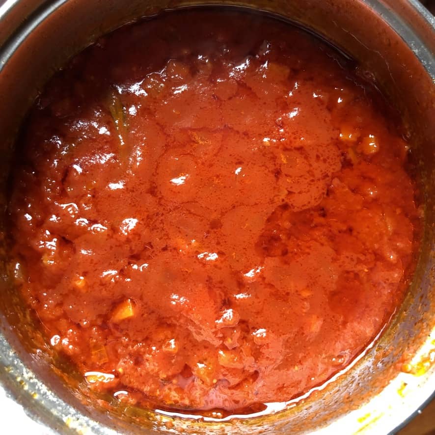 simmering tomato pasta sauce