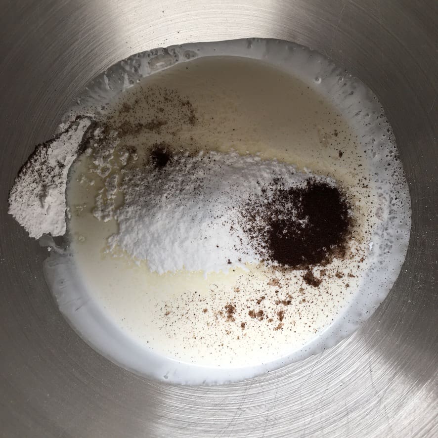 heavy cream with sugar and vanilla bean powder
