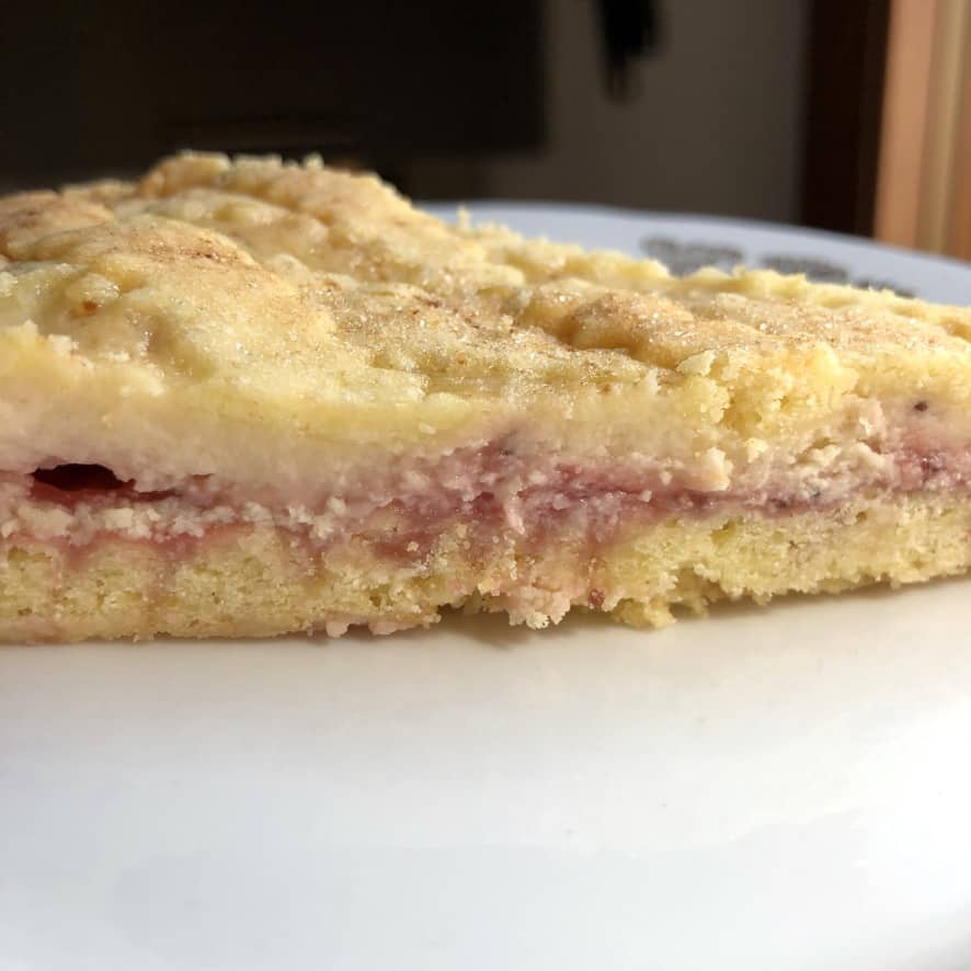 side view of a slice of strawberry cheesecake crostata di marmellata